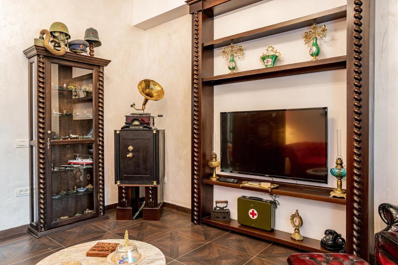 Private Museum Apartment With Antique Decor Bucarest Exterior foto