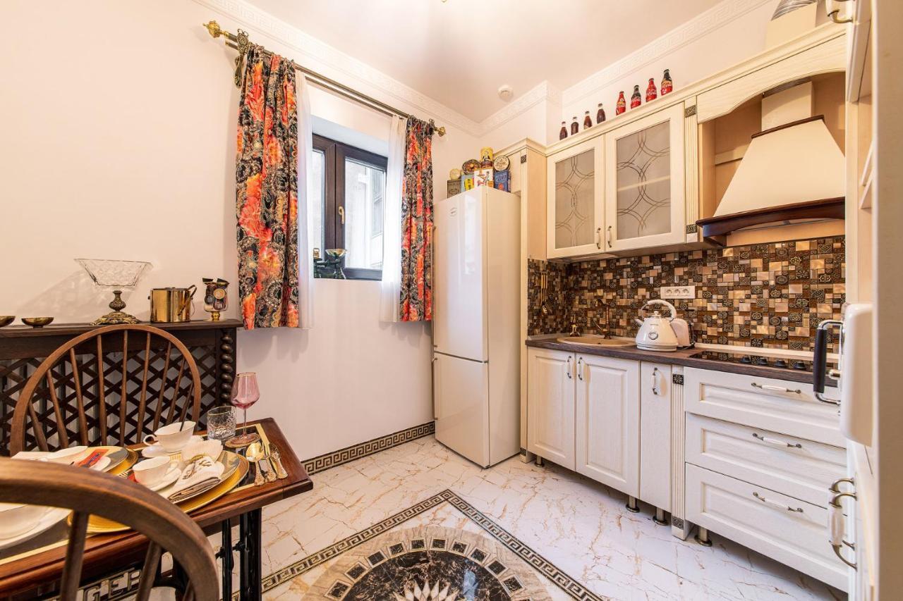 Private Museum Apartment With Antique Decor Bucarest Exterior foto