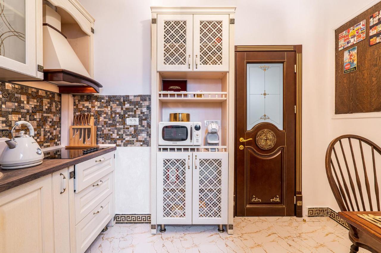 Private Museum Apartment With Antique Decor Bucarest Exterior foto