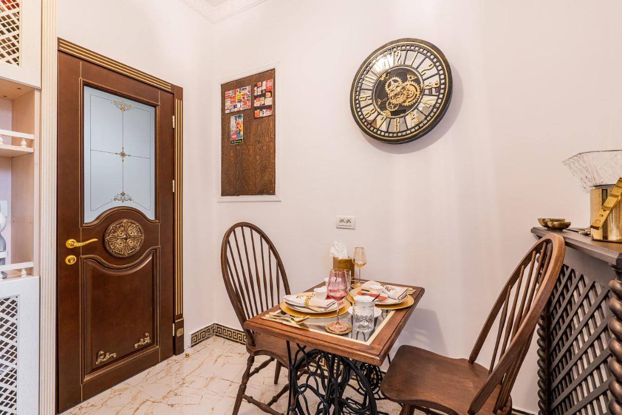 Private Museum Apartment With Antique Decor Bucarest Exterior foto